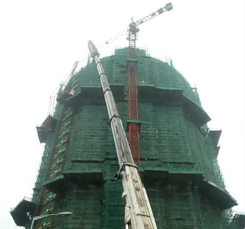 合肥吊车在工地上作业